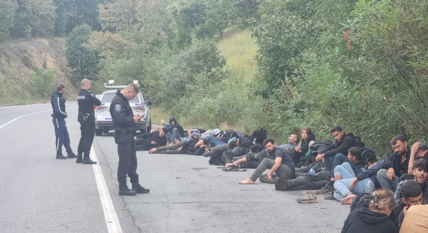 Хванаха временно пребиваващи у нас да превозват нелегални мигранти