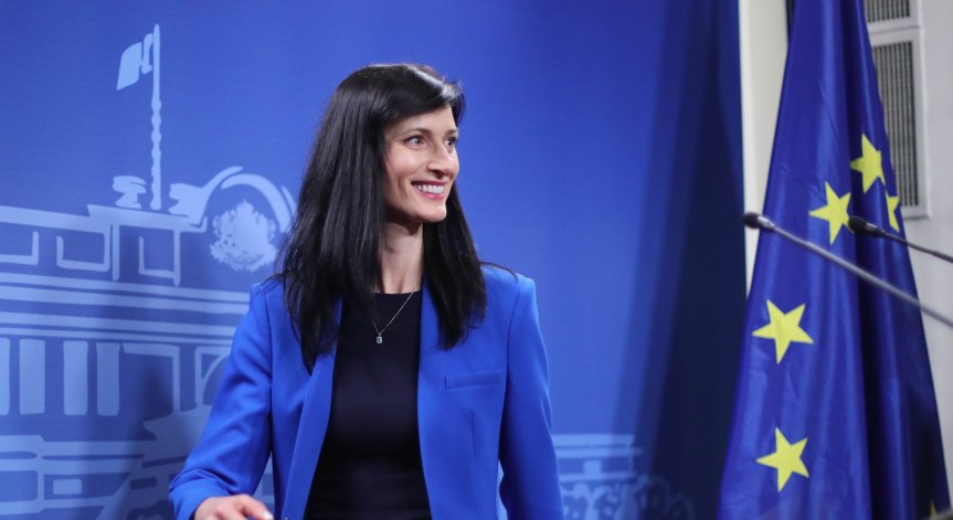 Първа визита на наш външен министър след 12 години: Мария Габриел кацна в Египет