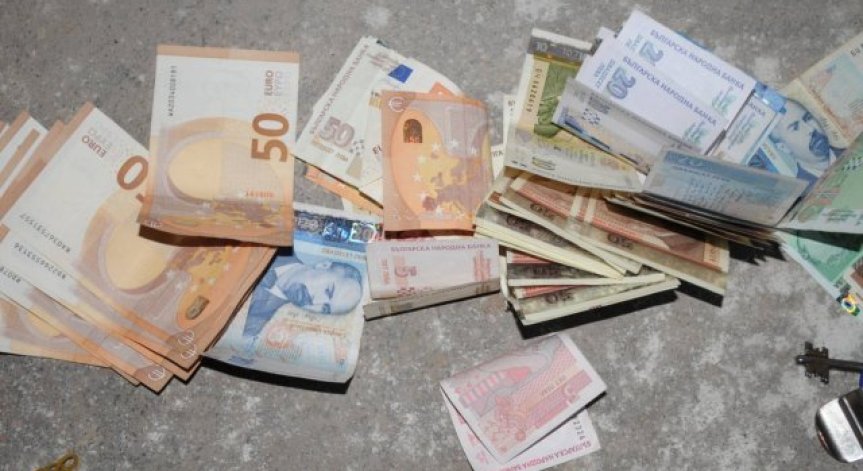 Митничари откриха недекларирана валута за над 850 000 лв