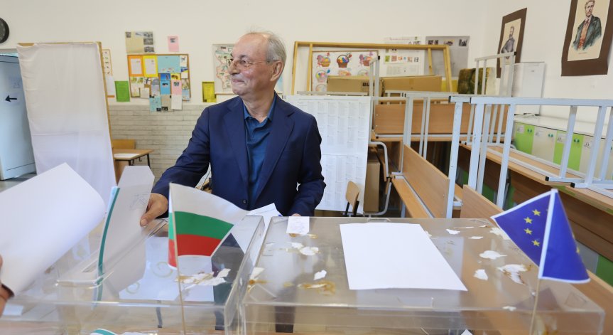 Ахмед Доган гласува с хартиена бюлетина възможно най-рано