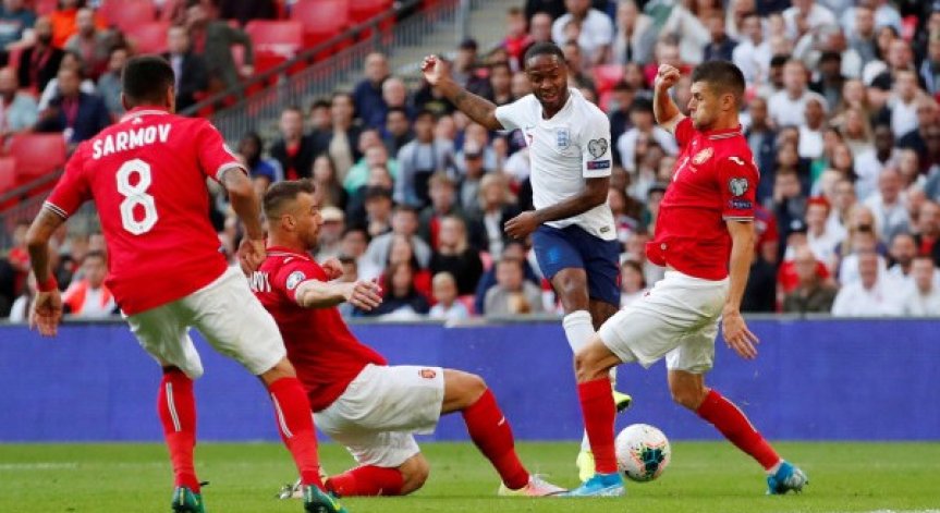 Пак скандал! Арестували българин за расистки обиди срещу Стърлинг