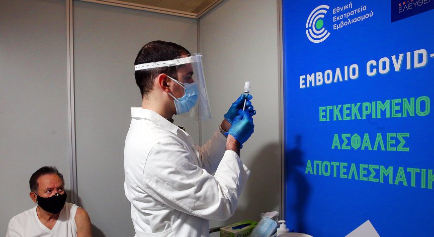 Гърция: Щом нямаш бустерна доза - значи си неваксиниран