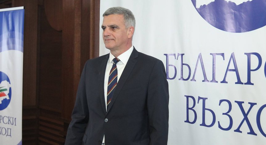 Янев алармира, че измамници агитират хора за депутати от негово име и искат пари