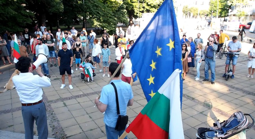 Стотици протестиращи във Варна подкрепиха кабинета 
