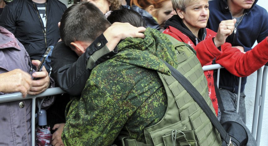 Рускини притискат Кремъл, искат да спасят съпрузите и синовете си от фронта