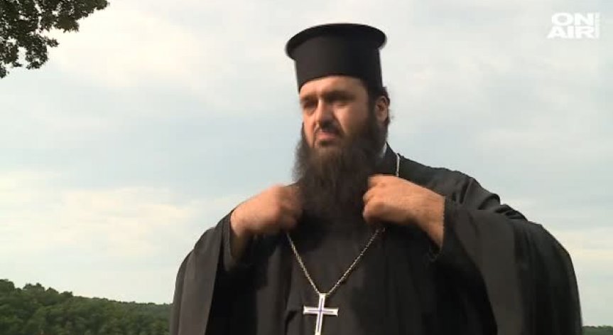 Пеещи и танцуващи свещеници нажежиха страстите в социалните мрежи