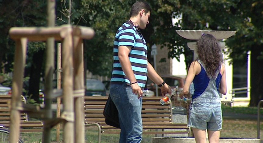 Над 50% от младите българи все още живеят с родителите си