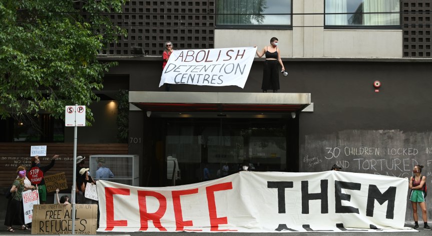 Преместиха Джокович в хотел за бежанци, той завежда дело срещу Австралия