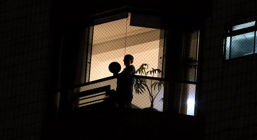 С тенджери и тигани от балконите поискаха оставката на Болсонаро