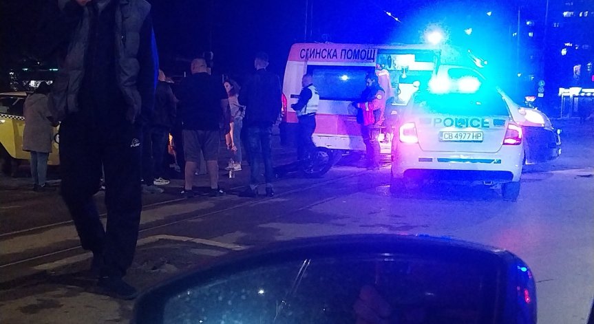 На място има екипи на Спешна помощ и Пътна полиция.