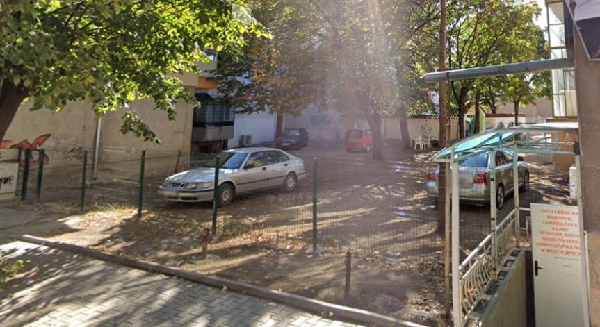 В центъра на Казанлък: Зелента площ е превърната в частен паркинг
