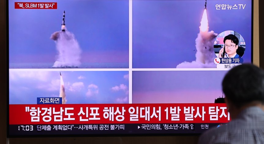 Северна Корея е изстреляла осем балистични ракети с малък обсег