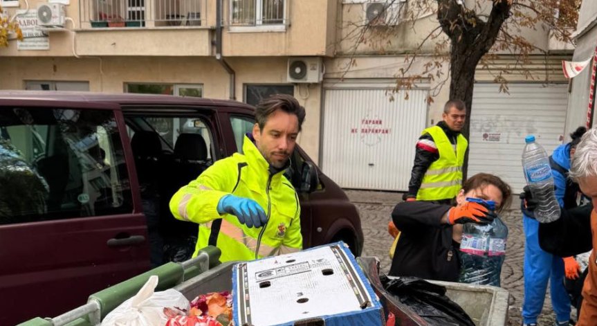 Доброволци чистят Красно село от боклуци в мащабна акция на 