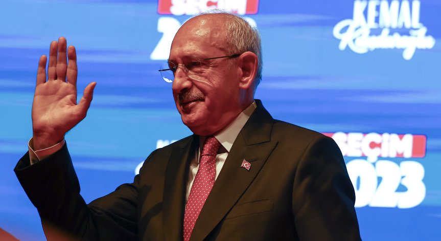 Кемал Кълъчдароглу попадна във верижна катастрофа, има ранени журналисти