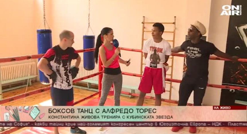 Константина Живова на ринга срещу Алфредо Торес