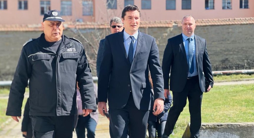 Мизерия в спалните и баните в затвора в Ловеч - материалите за ремонт са непокътнати