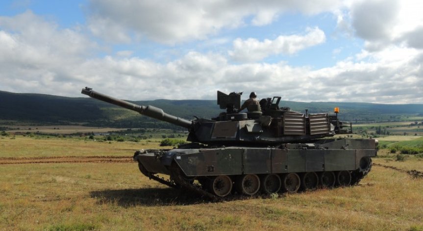 Военна техника кръстосва България по земя и въздух