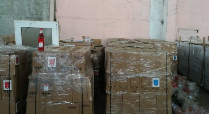 Митничари в Бургас спипаха над 10 000 бутилки нелегален вермут