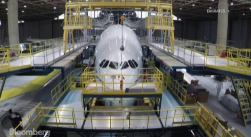 Как се изважда всичко от Super Jumbo A380 - в две минути