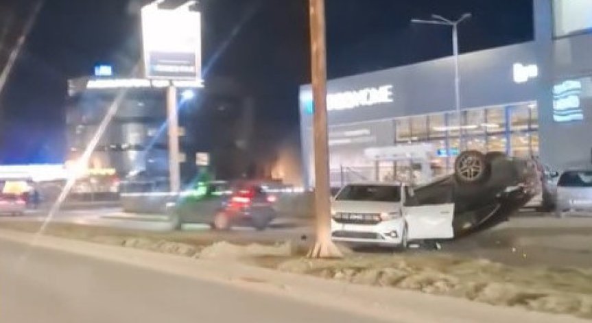 Като каскада от филм: Коли катастрофираха в София, едната е по таван