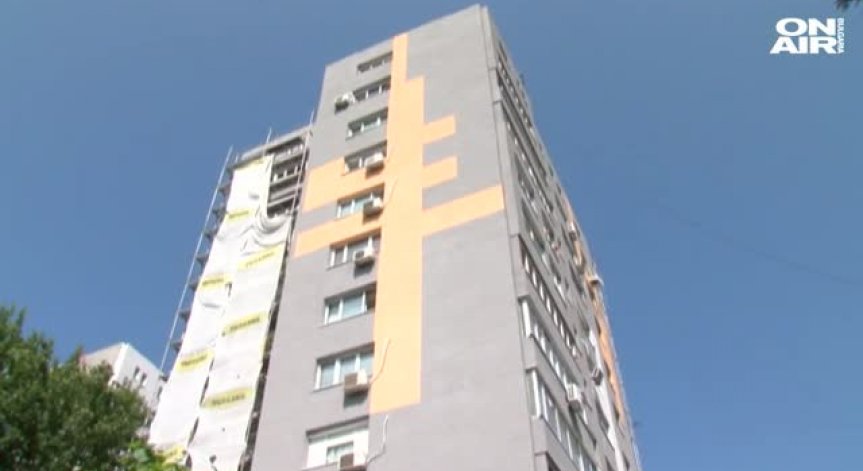 Скеле от саниран блок се срути в Благоевград