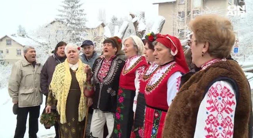 По традиция: Отбелязаха Бабинден с къпане на бебе и акушерка
