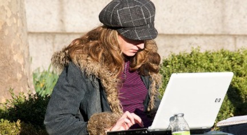 Безплатен интернет в театри, университети и градския транспорт до края на 2013