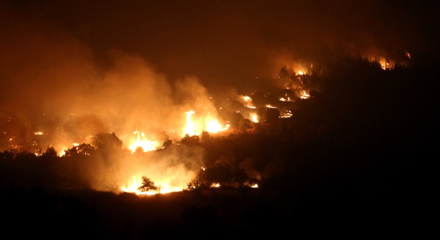 Гръцките пожарникари водят неравна битка с огъня край българската граница