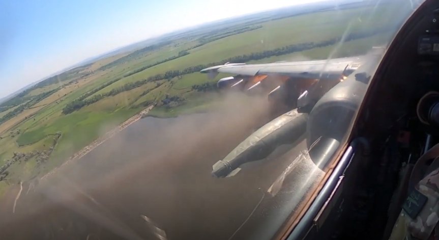 Руски Су-25 порази с неуправляеми ракети военни цели на Украйна