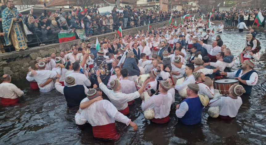 Кметът на Калофер: Мъжко хоро ще има, докато свети Слънцето на Земята