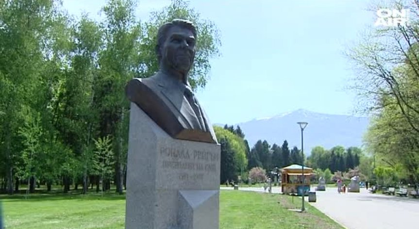 Боядисаха като вампир паметник на Рейгън в София