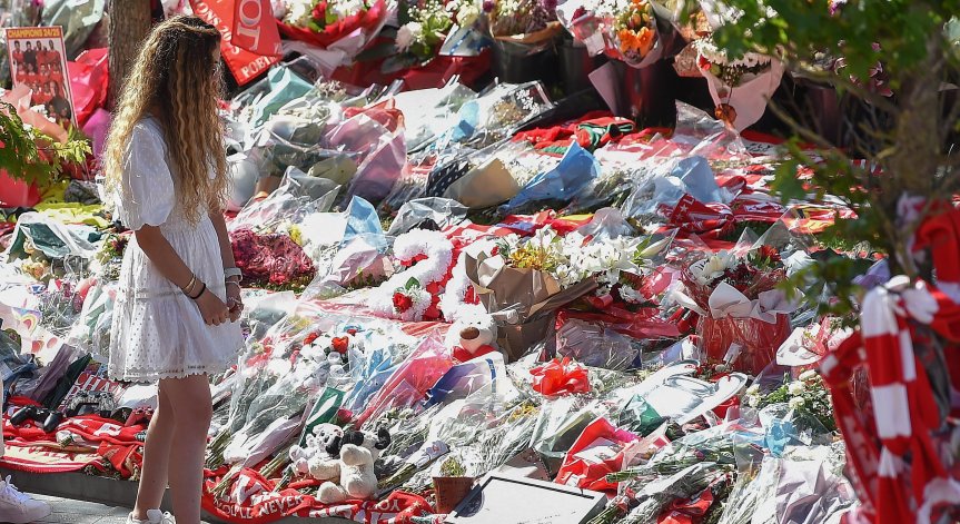 С разбито сърце пред 