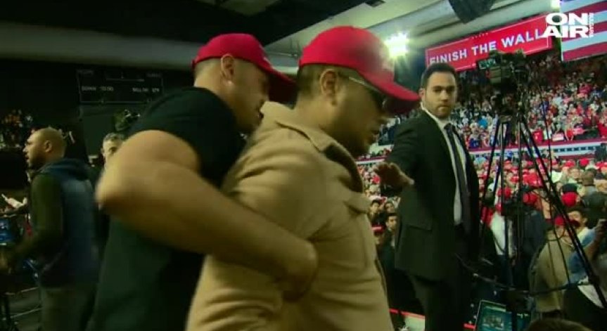 Почитател на Тръмп нападна журналист по време на митинг на президента в Тексас