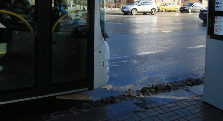 Всяка сутрин коли спират на спирката на 102, граждани искат камери