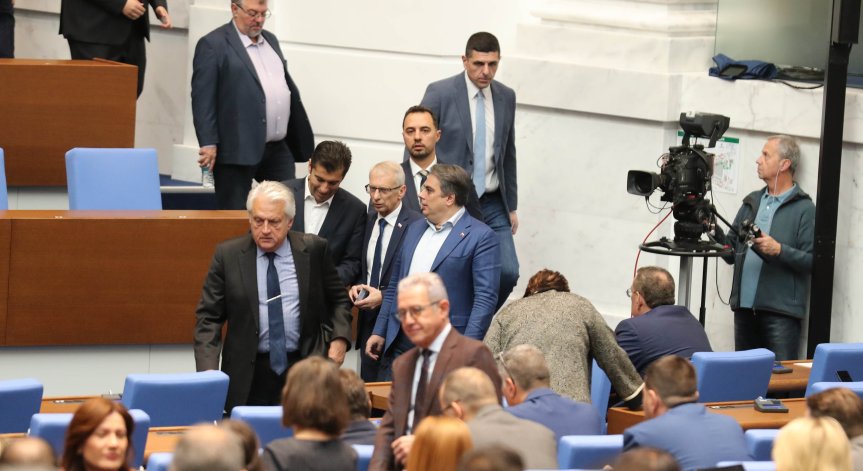 Пълен блокаж на парламента и почивка след почивка