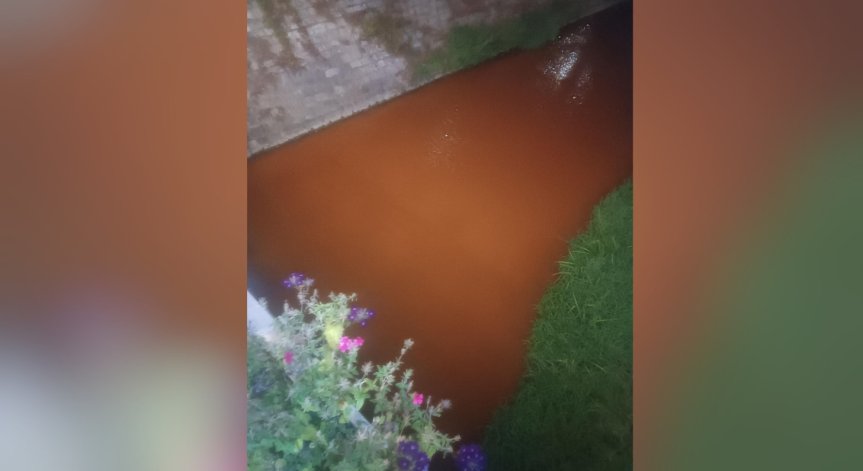 Водата в Струма е с кафяво-оранжев цвят.