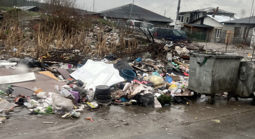 Пътното платно в близост до влаковата линия е затрупана с всякакви битови отпадъци.
