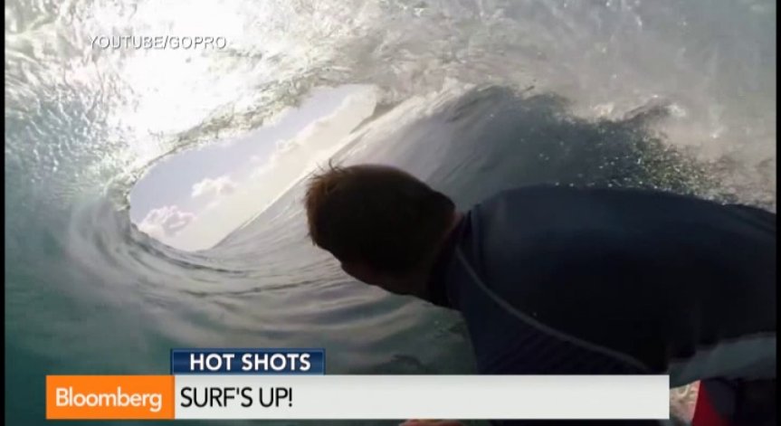 Сърф-звезда с уникални кадри под вълните