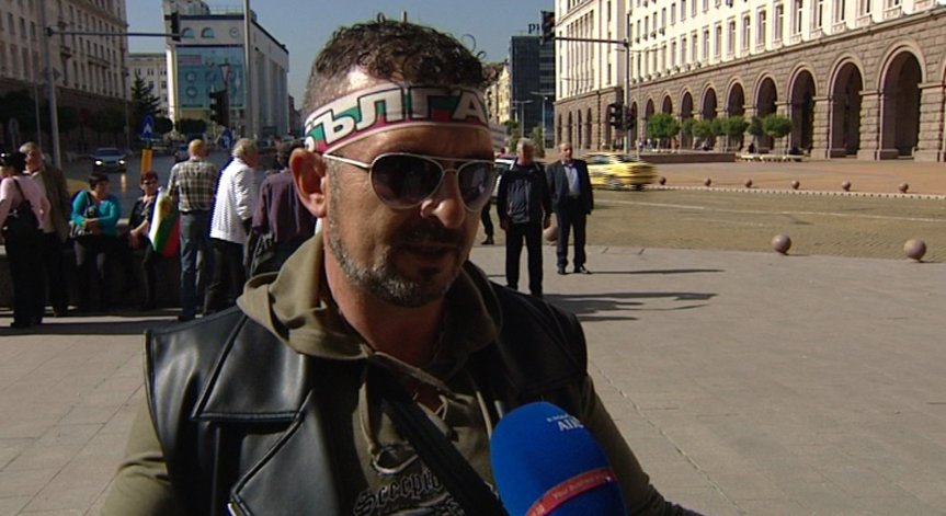 Стотина души протестираха пред ЦИК заради разпределението на депутатските мандати