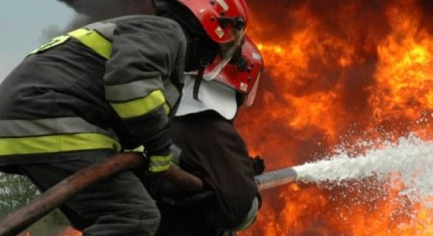 Пожарът в Хитрино е овладян, но има опасност от нов взрив