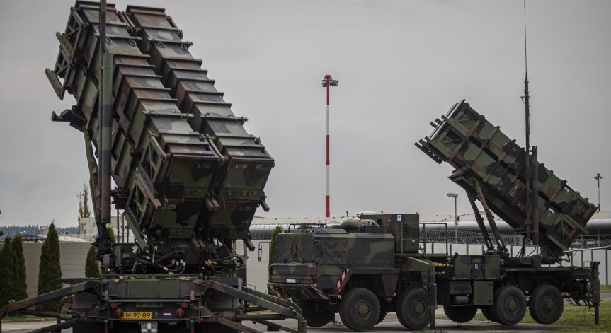 Доставката се забави, тъй като решението трябваше да бъде одобрено от горната и долната камара на румънския парламент.