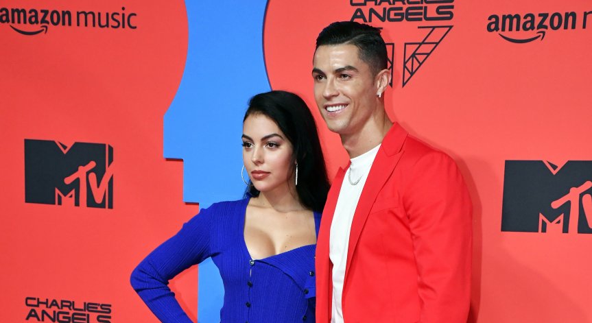 Джорджина не изкарва достатъчно, каква сума превежда Роналдо за децата си