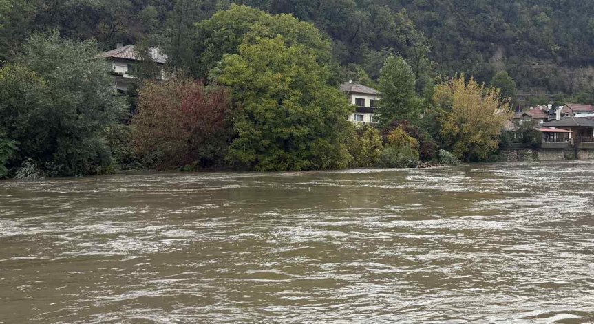 Мостът над Янтра при Долна Студена остава затворен за камиони