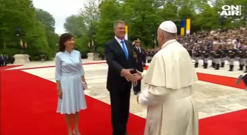 Папа Франциск пристигна на посещение в Румъния