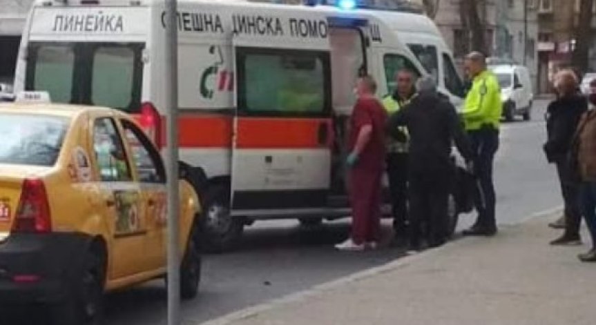 Такси блъсна пешеходци в София