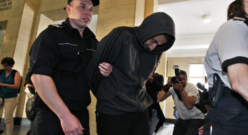 Футболният хулиган, метнал бомбичката, остава в ареста