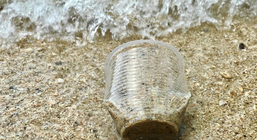 Нанопластмасата попада в океана по различни пътища.