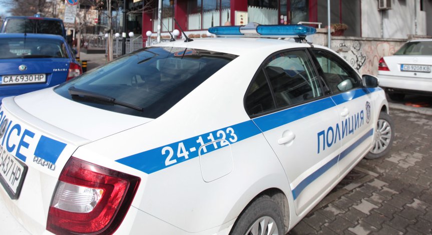 Полицейска гонка в Стара Загора: Шофьорът-беглец се забил в кола на служител