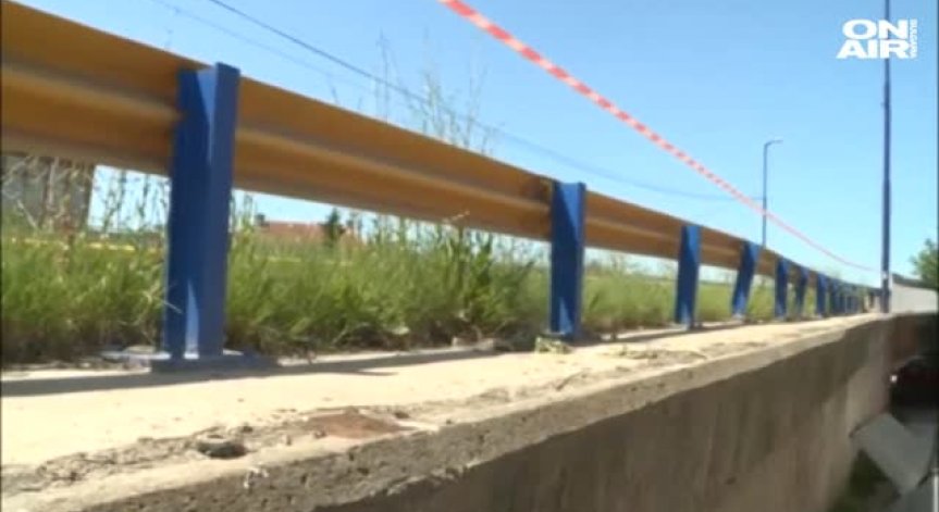 Трима тийнейджъри са откарани в болница след инцидент на пътен надлез