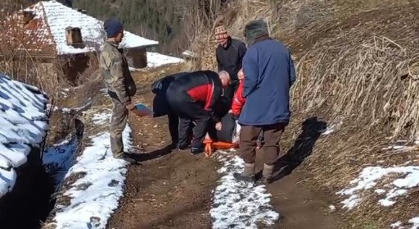 Мъжът е реанимира на калния път.